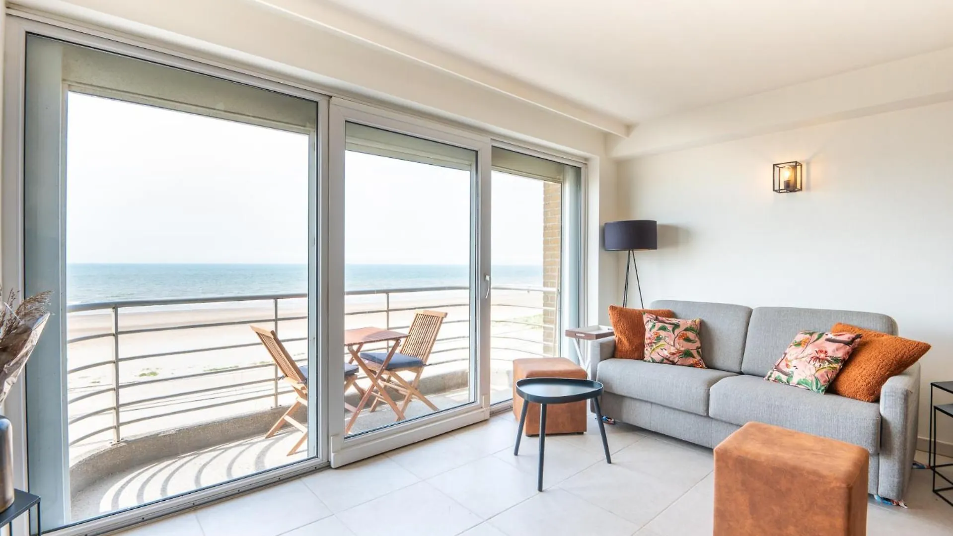 Beautiful Apartment With Sea Views And Parking オステンド